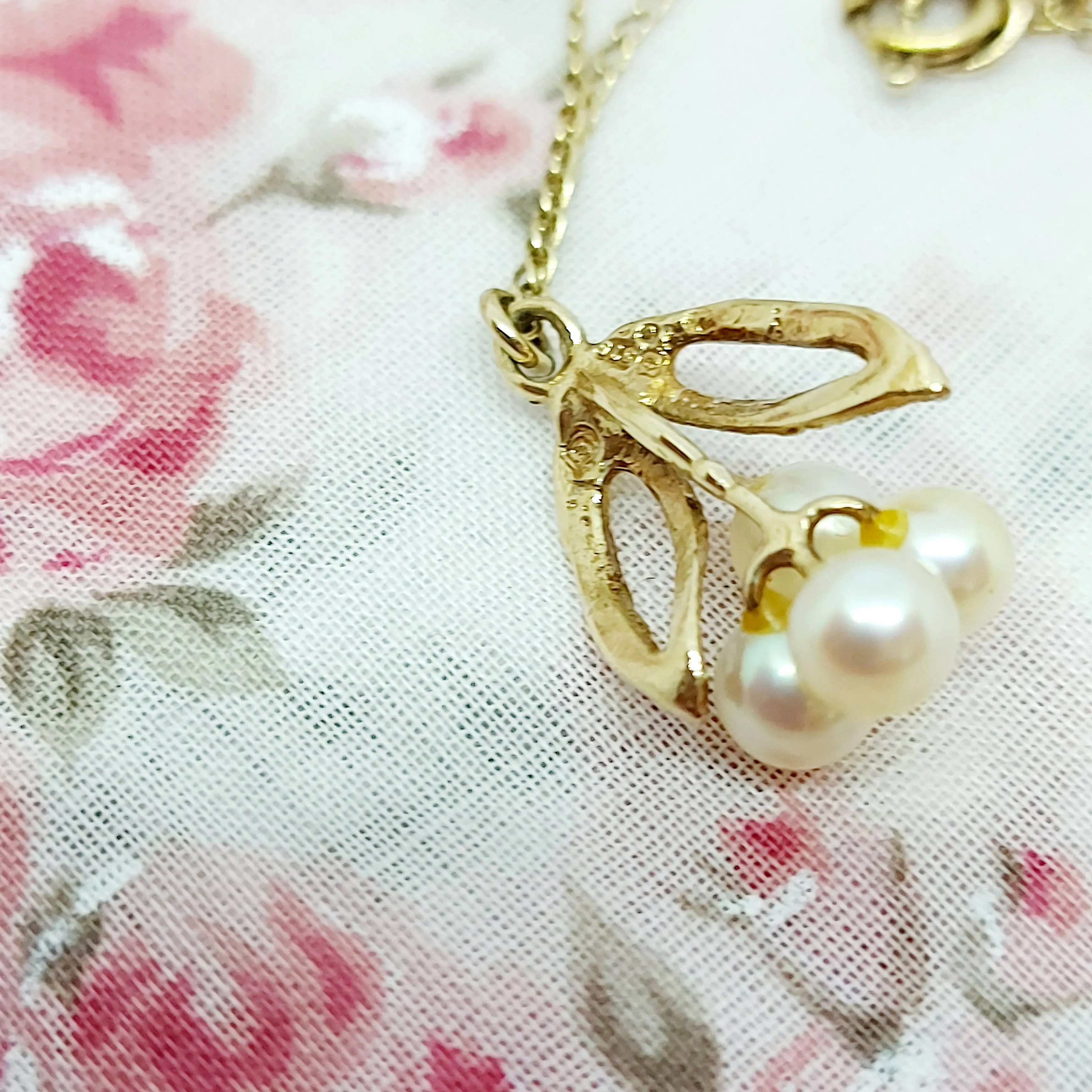 9ct Gold & Pearl Pendant & Chain