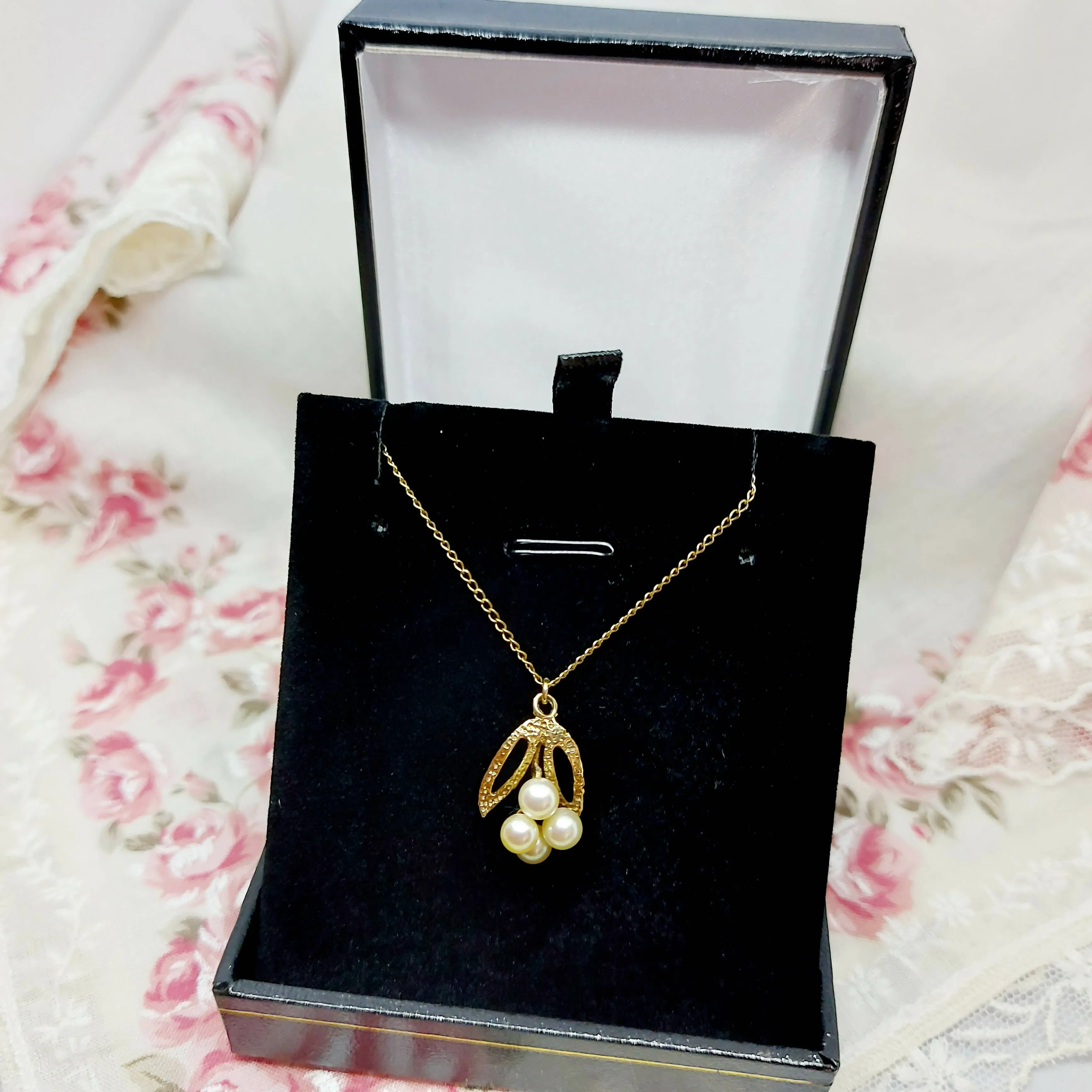 9ct Gold & Pearl Pendant & Chain