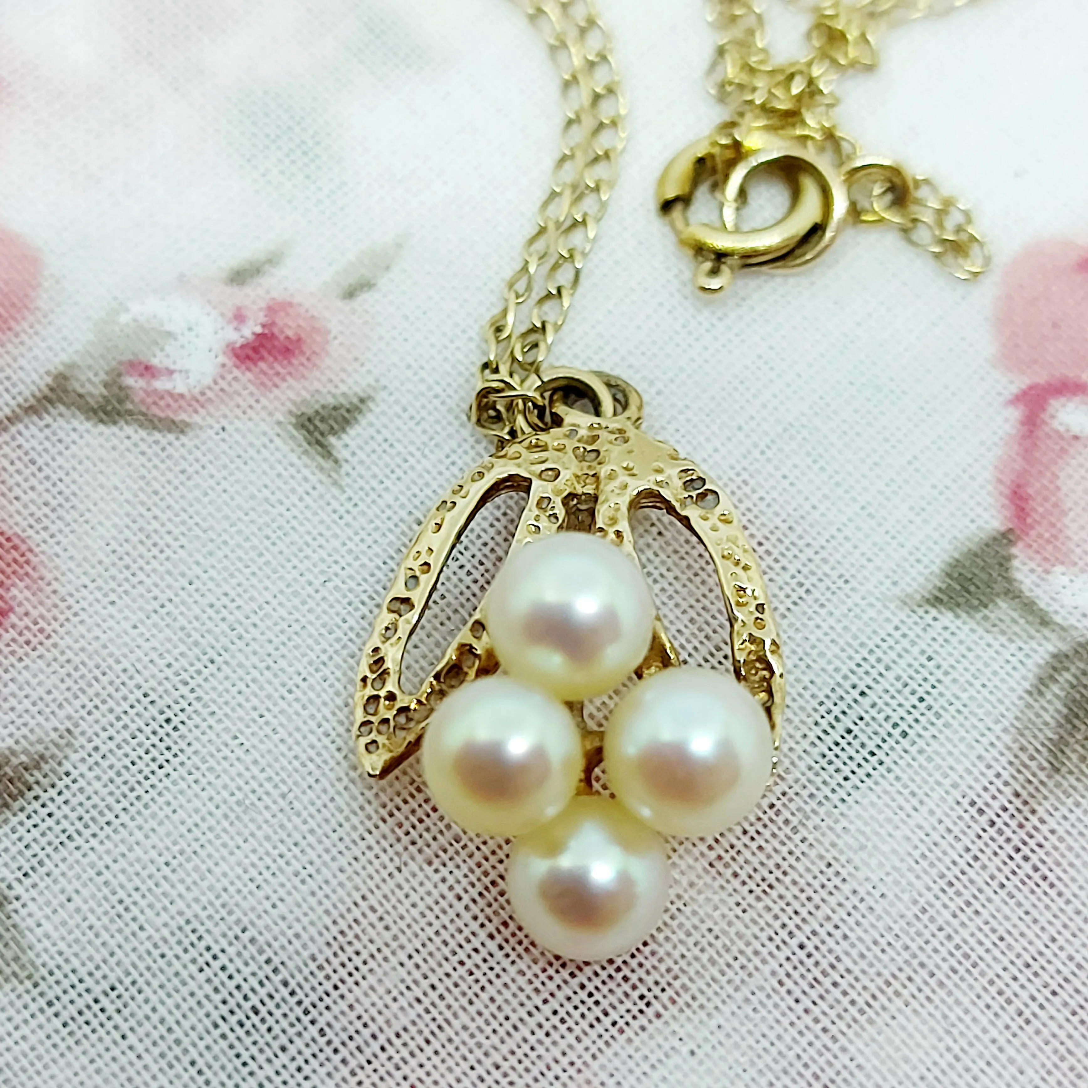 9ct Gold & Pearl Pendant & Chain