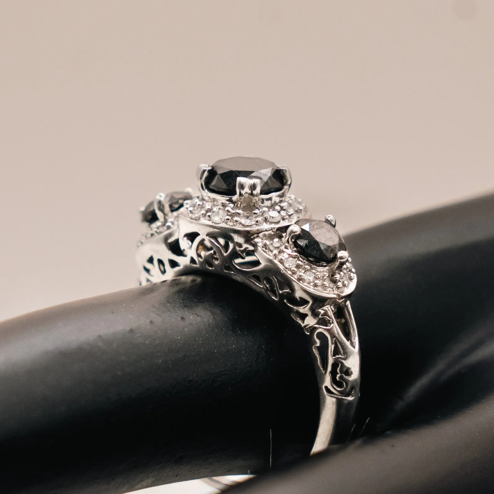 Black Diamonds Engagement Ring 10K White Gold / 3.8gr / Size 7