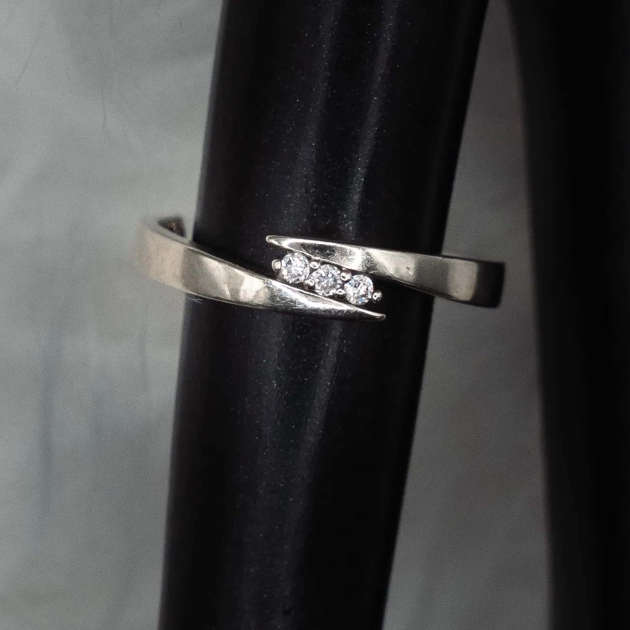 Women Engagement Ring 10K White Gold With Diamonds / 2gr / Size 7